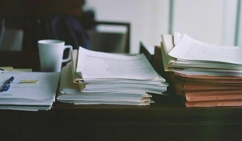 Documentos de una hipoteca sobre una mesa durante un proceso de ejecución