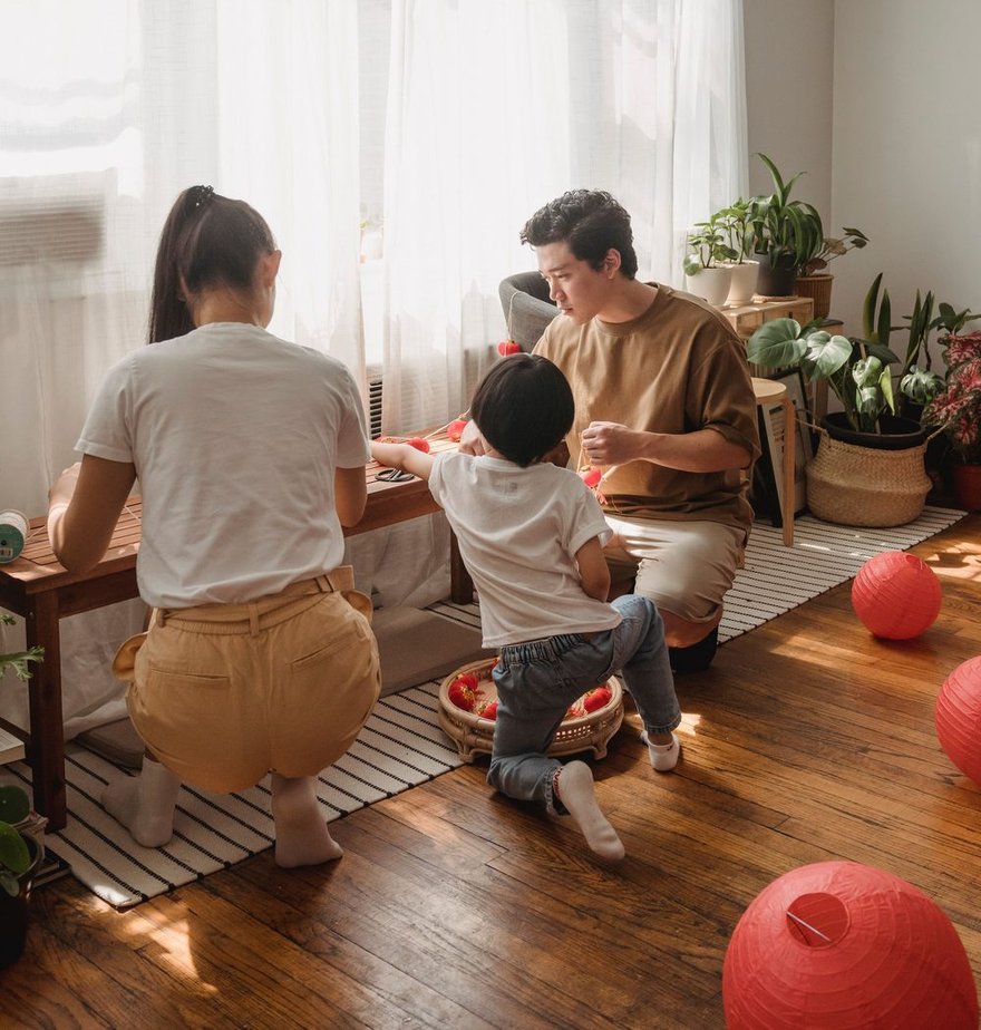 Familia tranquila en el salón de su hogar